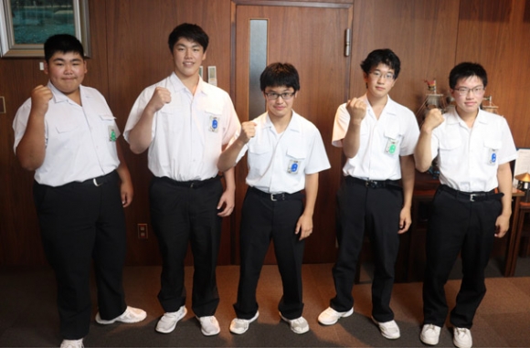 全国大会に出場する中島さん（左から２人目）ら暁中相撲部の生徒５人＝津島市役所で