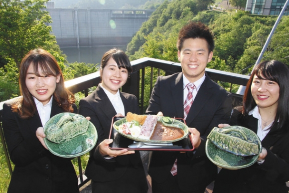 ダムカレーや自作した皿を手にする上ケ島さん（左から２人目）ら学生たち＝恵那市山岡町で