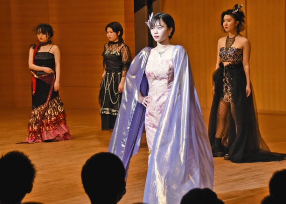 自作したドレスでポーズを決める学生ら＝岡崎市羽根町のシビックセンターで