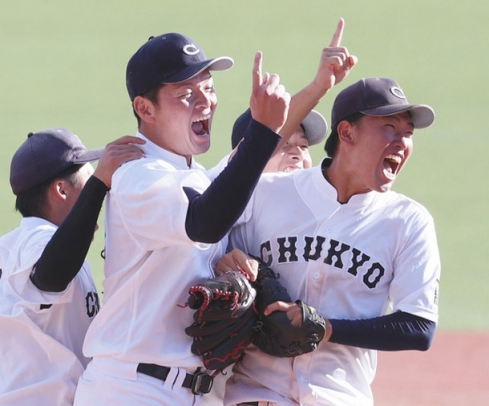 秋季リーグ優勝を決め、歓喜に沸く中京大・磯貝（左から２人目）ら＝パロマ瑞穂球場で
