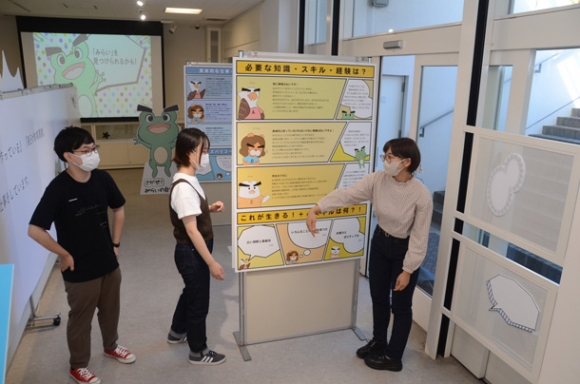 展示内容を制作した（左から）丸山さん、嶋田さん、松原さん＝名古屋市南区の大同大展示室で