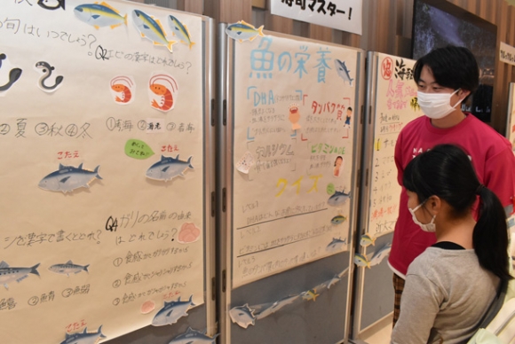 食文化について子どもたちに紹介する学生ら＝稲沢市のアピタ稲沢店で