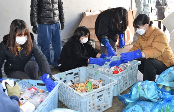 家庭で出たプラスチックごみを分別する学生たち＝豊明市栄町の中西新左山工場で