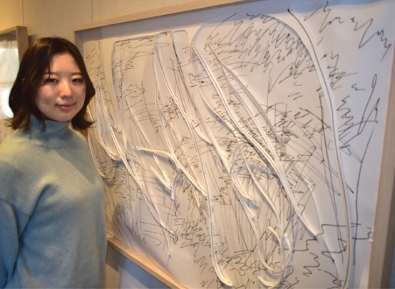 立体感と動きのあるドローイング作品を出展した清瀬さん＝名東区梅森坂１のギャラリー芽楽で