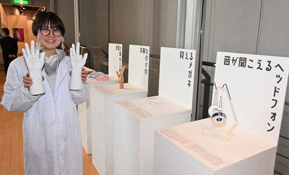 「まぬけ」をテーマにした作品を展示した石川さん＝栄のナディアパーク・デザインギャラリーで