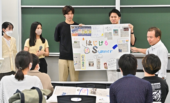 新聞の切り抜きをまとめた作品を発表する学生ら＝名古屋市昭和区の中京大で