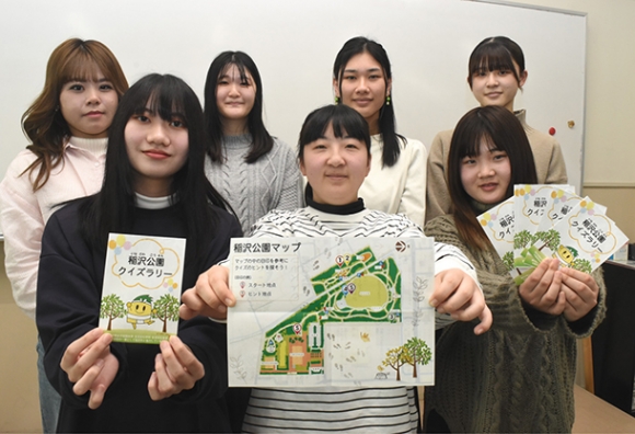 クイズラリーを企画した学生ら＝稲沢市の愛知文教女子短大で