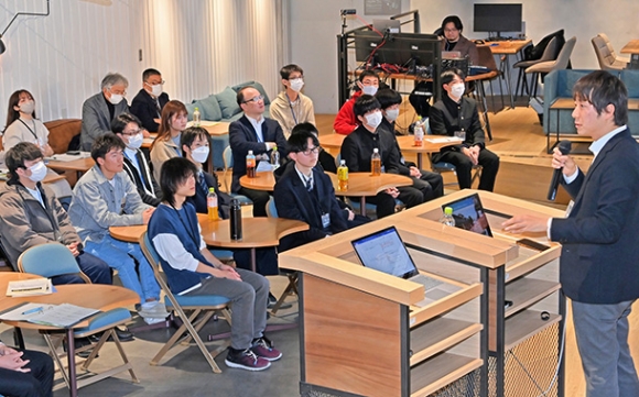 アントレプレナーシップ教育シンポジウムで、リクルートの赤土さん（右端）の基調講演に聴き入る高校生ら＝栄のナゴヤイノベーターズガレージで