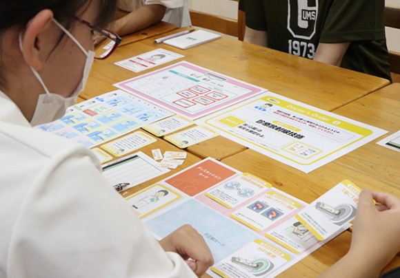 岐阜医療科学大が開発したカードゲーム「メディスタ！」＝関市桜ケ丘の関高で