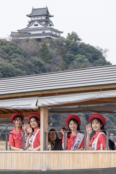 観光学生大使に就任した（左から）深澤さん、橋本さん、早川さん、五味さん＝犬山市の木曽川で