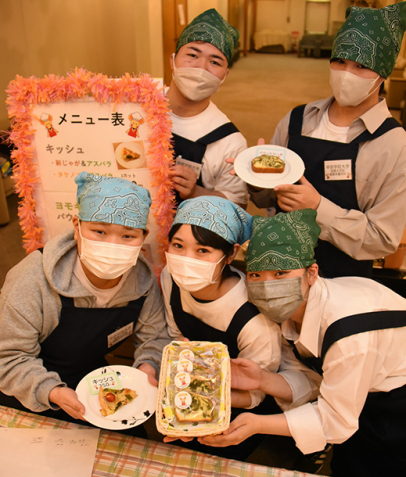 手作り菓子などを販売した学生たち＝瑞浪市のミュージアム中仙道で