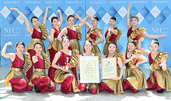 一般部門で優勝した名古屋文化短大テーマパークダンス・バレエコースの皆さん＝東区の名古屋文化短大で