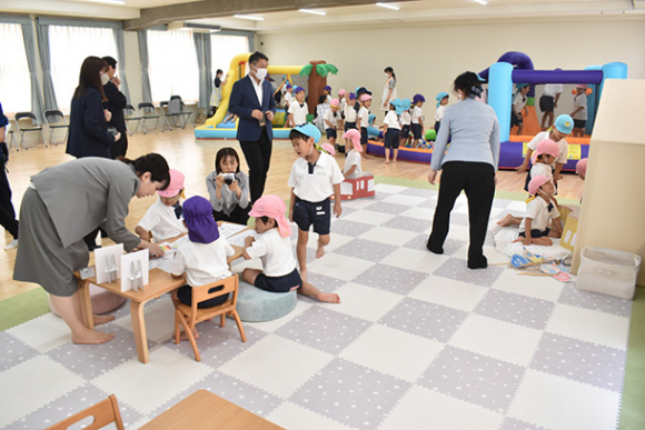 オープンした子どもの遊び場「ＳＬＯＷパーク」＝豊明市の名古屋短大で