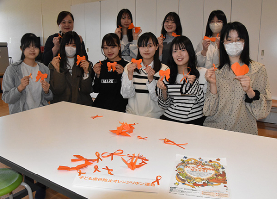 児童虐待防止を呼びかける上村教授(後列左)と学生たち=名古屋市守山区の金城学院大で