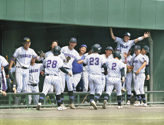 3回に瀬尾の3点適時三塁打で逆転して盛り上がる東海学園大ベンチ=パロマ瑞穂球場で(石曽根和花撮影)