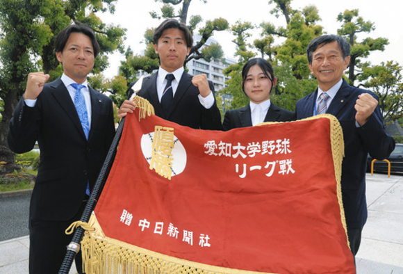 優勝報告に訪れた中京大の(左から)半田監督、高木主将、平田沙椰主務、桜井伸二部長=中日新聞社で