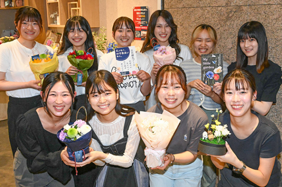 個性あふれる新商品を開発した名城大の学生たち=中村区の日比谷花壇KITTE名古屋店で