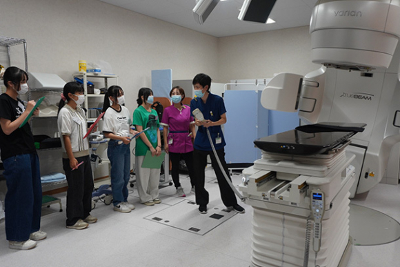 放射線治療装置の説明を受ける参加者たち=関市若草通の中濃厚生病院で