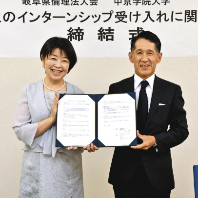協定書に署名した林学長(右)と上原会長=瑞浪市土岐町で