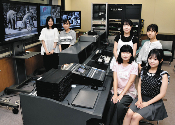作品を制作した(前列左から)徳毛さん、石川さんら学生たち=千種区の椙山女学園大で