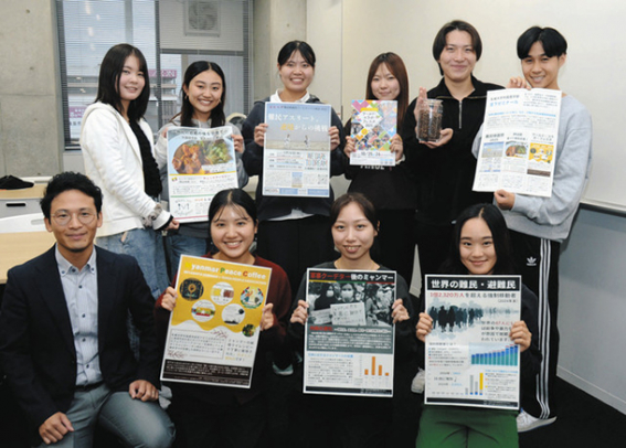 ミャンマーのコーヒー豆をイベントで販売する学生たちと宮下准教授(前列左)=東区の名城大で