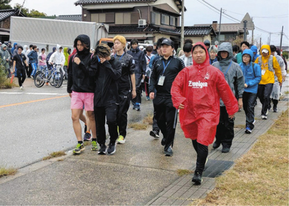2年ぶりの100キロ歩行イベントに挑む学生たち。「復興祈願」を合言葉に半島を縦断した=七尾市内で
