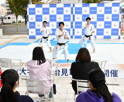 息の合った型を披露する空手部=多治見市役所駅北庁舎で