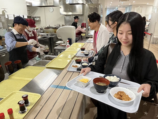 100円朝食を楽しむ学生ら=守山区の金城学院大で