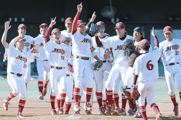 金沢学院大を破って優勝し、歓喜に沸く名城大ナイン=パロマ瑞穂野球場で