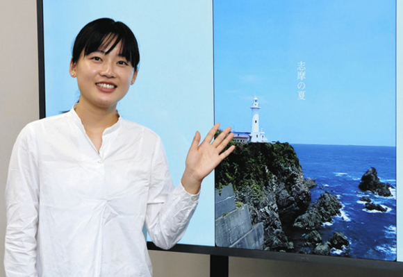 ショート動画を紹介する藤岡さん=志摩市役所で