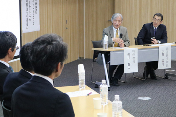 社会課題解決に向けた研究の在り方などについて話す佐川さん(右から2人目)=名古屋市天白区の名城大で