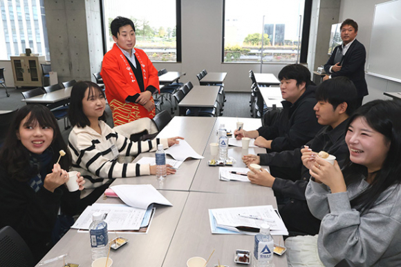 練り物を試食するアジア地域からの留学生=名古屋市中村区の愛知大名古屋キャンパスで