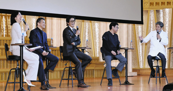 映画「フロントライン」について話す(右から)土井さん、岩田さん、小栗さん、阿南さんら=豊明市の藤田医科大で