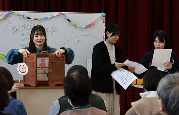 紙芝居を披露する学生ら=豊橋市今橋町の豊橋刑務支所で
