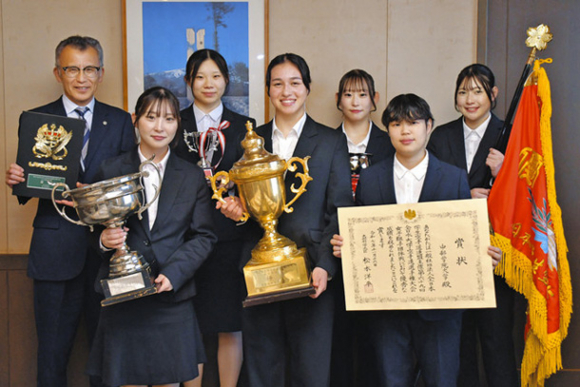 山下市長(左)に全国大会優勝を報告した選手ら=関市役所で