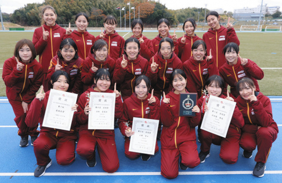 東海学生女子駅伝対校選手権大会で優勝し、記念写真に納まる名城大の選手ら=美浜町運動公園陸上競技場で