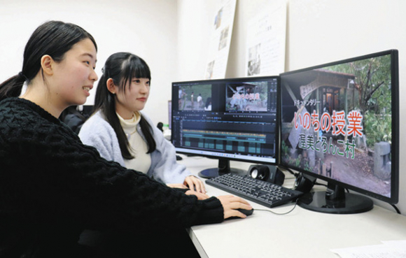 命の尊さを伝えるドキュメンタリー動画を作った下垣内さん(左)と丹羽さん=千種区の椙山女学園大で