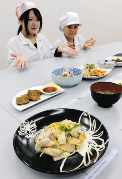 「おかず番付表」に掲載する創作料理の候補=岡崎市舳越町の愛知学泉短大で