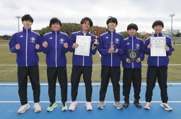 東海学生駅伝対校選手権大会で優勝し、記念写真に納まる皇学館大の選手たち