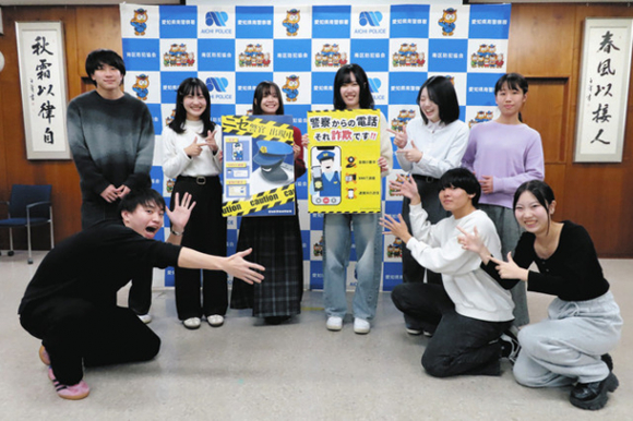 詐欺被害防止を目的とした作品を制作した大同大の学生=南署で
