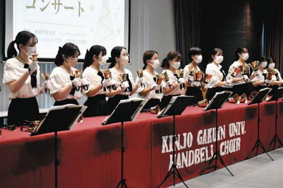 ハンドベルを手に演奏を披露する学生=半田市横山町の知多半島総合医療センターで