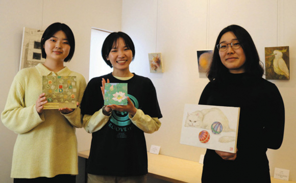 自作を紹介する(右から)手塚さん、坂野さん、松井さん=長久手市杁ケ根のカフェギャラリー陶片木で