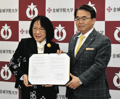 協定書を取り交わした小室学長(左)と大村知事=県公館で