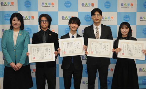 佐藤市長(左)から表彰された(右から)加藤さん、鄭さん、市川さん、杉野さん=長久手市役所で