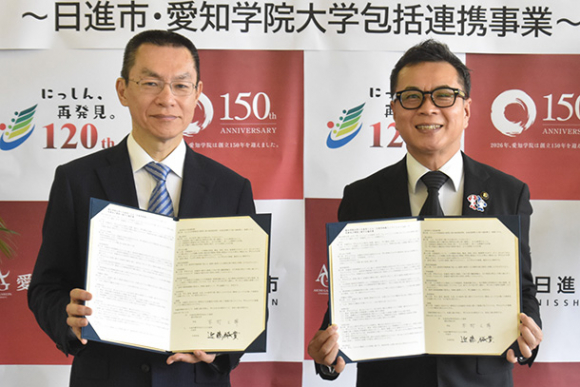ラボ設置に関する協定書に署名した近藤市長(右)と木村学長=日進市の愛知学院大日進キャンパスで