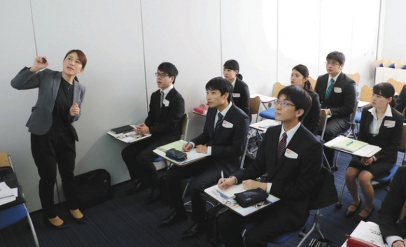 企業の人事担当者（左）の説明を聞く学生たち＝名古屋市千種区の愛知工業大で