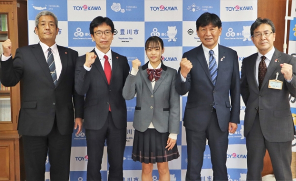 竹本市長(右から2人目)を訪問した選手(中央)ら=豊川市役所で