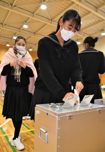 模擬投票で投票箱に一票を投じる生徒たち＝瑞穂区の名古屋女子大高で