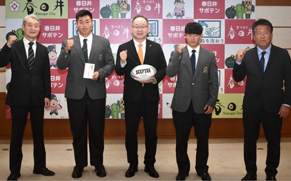 花園での活躍を誓った物部主将(左から2人目)と関口副主将(同4人目)=春日井市役所で