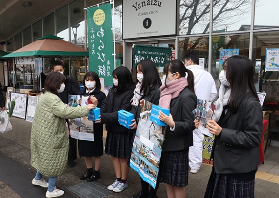 ユニセフ募金への協力を呼びかける岐阜聖徳学園高生たち＝岐阜市柳津町仙右城で